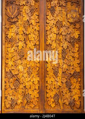 scultura in legno di foglie di uva e uva Foto Stock