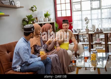 visita ad amici e parenti durante la giornata islamica di eid mubarak Foto Stock