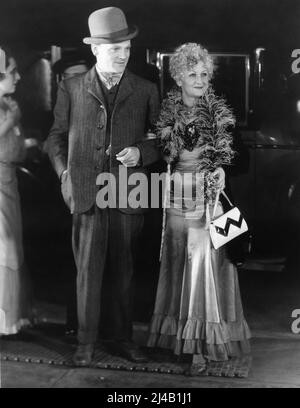 JAMES CAGNEY e sua moglie BILLIE / FRANCES CAGNEY arrivo in abito di fantasia per Party with a Gay Nineties Theme dato da Darryl F. Zanuck dopo la prima a Hollywood del suo film il BOWERY nel mese di ottobre 1933 Foto Stock