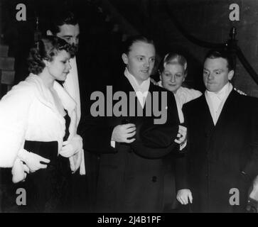 STIVALI MALLORY e suo marito WILLIAM CAGNEY e JAMES CAGNEY e sua moglie BILLIE / FRANCES CAGNEY con PHIL REGAN parzialmente oscurato arrivare a Warner Bros. Sales Banquet a Hollywood nel 1934 Foto Stock
