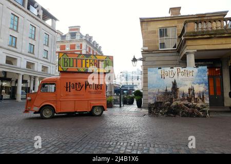 CON FOTOGRAFIE iconiche , la Mostra fotografica porta i fan dietro le quinte dei momenti chiave della serie cinematografica , dal primo giorno di Harry a Hogwarts fino alla Battaglia di Hogwarts . Situato a Covent Garden , la Photographic Exhibition ospita l'unico bar Butterbeer in bottiglia di Londra. Durante la loro visita , i fan possono acquistare la bevanda del mago a scelta servita in un tankard souvenir , o portare una bottiglia via per godere a casa . A Garden Piazza Covent Garden fino al 24 aprile 2022 .. Foto Stock