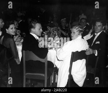 WINIFRED SHAW JAMES CAGNEY sua moglie BILLIE / FRANCES CAGNEY e PHIL REGAN al Warner Bros. Sales Banquet a Hollywood nel 1934 Foto Stock