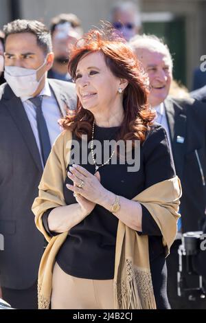 Buenos Aires, Argentina, 13th aprile 2022. La vicepresidente Cristina Fernández de Kirchner saluta i suoi sostenitori dopo aver lasciato la sessione plenaria dell'Assemblea parlamentare euro-latinoamericana (Eurolat) dopo aver condotto la sua apertura. (Credit Image: Esteban Osorio/Alamy Live News) Foto Stock