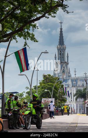 CALI, COLOMBIA - AGOSTO 2021. Gruppo di poliziotti al Bulevar del Rio in una bella giornata di sole a Cali Foto Stock