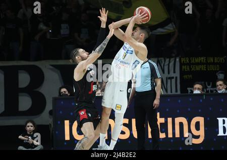 Diego Flaccadori (Dolomiti energia Trento) durante la serie A1 campionato italiano LBA di basket partita Segafredo Virtus Bologna Vs. Dolomiti energia Trento all'Arena Segafredo - Bologna, 13 aprile 2022 - Foto: Michele Nucci Foto Stock