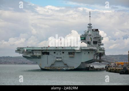 HMS Queen Elizabeth nella base navale di Portsmouth. Il porto d'ingresso per l'ammiraglia della Royal Navy, che prende il nome dal monarca. Foto Stock