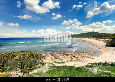 Le spiagge di Kavouri si trovano di fronte al famoso insediamento costiero vicino ad Atene, in Grecia Foto Stock