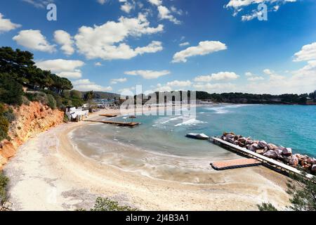 Astir Beach a Vouliagmeni è la spiaggia più famosa della Riviera Ateniana, in Grecia Foto Stock