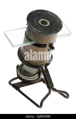 microscopio tascabile vintage isolato su sfondo bianco Foto Stock