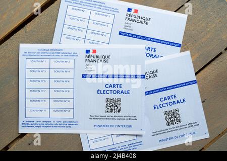 Schede voter's French, Cartes Electrorales, su sfondo grigio in legno Foto Stock