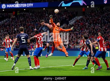 L'Aymeric Laporte di Manchester City (al centro a sinistra) e il portiere dell'Atletico Madrid Jan Oblak combattono per la palla durante la finale del quarto della UEFA Champions League, seconda partita al Wanda Metropolitano Stadium di Madrid. Data foto: Mercoledì 13 aprile 2022. Foto Stock