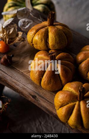 Panini di zucca freschi fatti in casa su un tavolo rustico Foto Stock