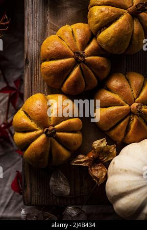 Panini di zucca freschi fatti in casa su un tavolo rustico Foto Stock