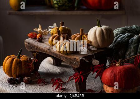 Panini di zucca freschi fatti in casa su un tavolo rustico Foto Stock