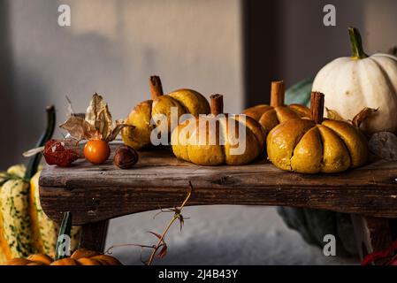 Panini di zucca freschi fatti in casa su un tavolo rustico Foto Stock