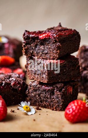 Brownie di fragole fatte in casa a cubetti Foto Stock