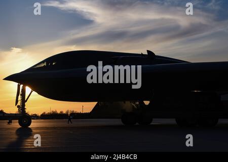 Whiteman Air Force base, Missouri, USA. 4th Apr 2022. Tre bombardieri Stealth B-2 assegnati alla Bomb Wing del 509th, decolgono dalla base dell'aeronautica di Whiteman, Missouri, 4 aprile 2022. I bombardieri furtivi si integrarono con B-1 Lancers di Ellsworth AFB e Dyess AFB, come parte dell'esercizio Agile Tiger. Agile Tiger testa la capacità di equipaggiare, sostenere, spostare e manovrare Airmen addestrati deliberatamente attraverso una rete di basi per complicare il targeting dell'avversario, preservare il potere di combattimento e combattere da una posizione di vantaggio. Credit: U.S. Air Force/ZUMA Press Wire Service/ZUMAPRESS.com/Alamy Live News Foto Stock