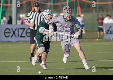 Wroclaw, Polonia, 13th aprile 2022. ELC 2022 - qualificatori di lacrosse del mondo. Galles (magliette verdi) vs Lettonia (camicie grigie) 10:3 foto: Dr. Tomos Rosser (17) © Piotr Zajac/Alamy Live News Foto Stock