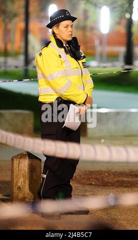 La polizia sulla scena a Lewisham dopo che un ragazzo di 16 anni è morto in un pugnare, la polizia è stata chiamata a rapporti di una lotta nel sud-est di Londra. Data foto: Mercoledì 13 aprile 2022. Foto Stock