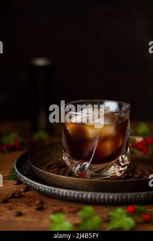 Un classico cocktail russo nero preparato con vodka e liquore al caffè. Foto Stock