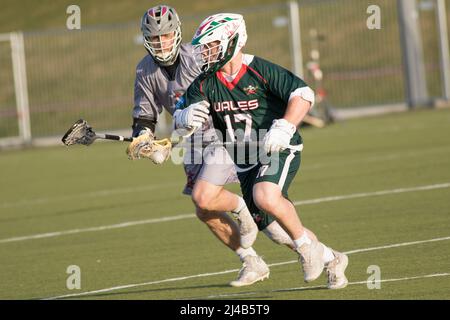 Wroclaw, Polonia, 13th aprile 2022. ELC 2022 - qualificatori di lacrosse del mondo. Galles (magliette verdi) vs Lettonia (camicie grigie) 10:3 foto: Dr. Tomos Rosser (17) © Piotr Zajac/Alamy Live News Foto Stock