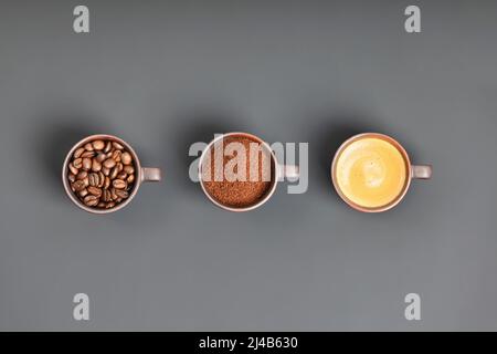 Composizione del caffè con tre tazze di caffè su sfondo scuro, a struttura piatta Foto Stock