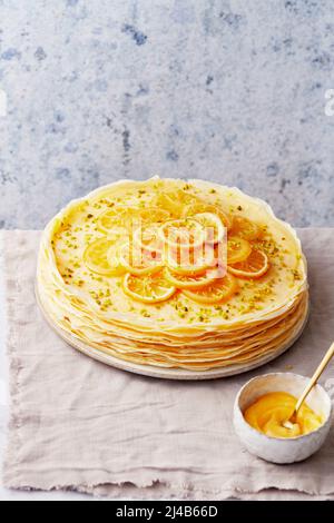 Torta al limone cagliata con fette di limone candite Foto Stock