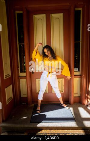 Ritratto di una giovane donna nera colorata in porta vittoriana Foto Stock