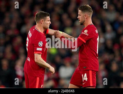 Jordan Henderson di Liverpool regala la fascia dei capitani a James Milner di Liverpool durante la finale del quarto di campionato UEFA Champions League, seconda tappa ad Anfield, Liverpool. Data foto: Mercoledì 13 aprile 2022. Foto Stock