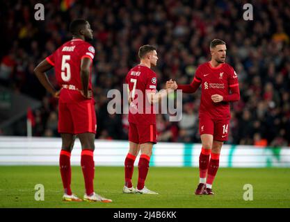 Jordan Henderson di Liverpool regala la fascia dei capitani a James Milner di Liverpool durante la finale del quarto di campionato UEFA Champions League, seconda tappa ad Anfield, Liverpool. Data foto: Mercoledì 13 aprile 2022. Foto Stock