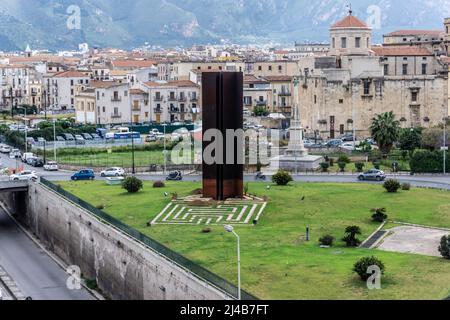 Il monumento alle vittime della lotta contro la mafia in Piazza XIII Vittime, Palermo, Sicilia, Italia. Progettato dallo scultore Mario Pecoraino Foto Stock