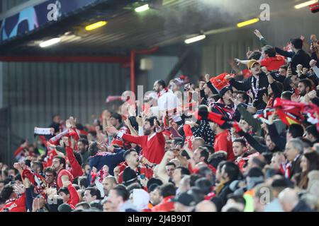 LIVERPOOL, REGNO UNITO. APR 13th i fan di Benfica si scatenano durante la partita UEFA Champions League tra Liverpool e S L Benfica ad Anfield, Liverpool mercoledì 13th aprile 2022. (Credit: Pat Scaasi | MI News) Credit: MI News & Sport /Alamy Live News Foto Stock