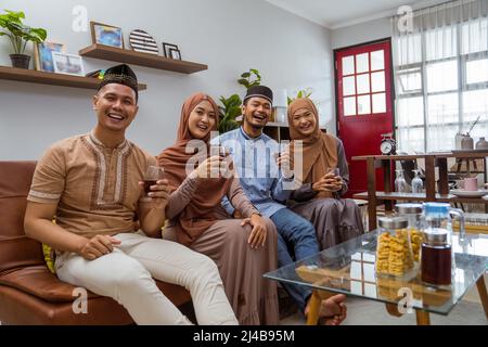 visita ad amici e parenti durante la giornata islamica di eid mubarak Foto Stock