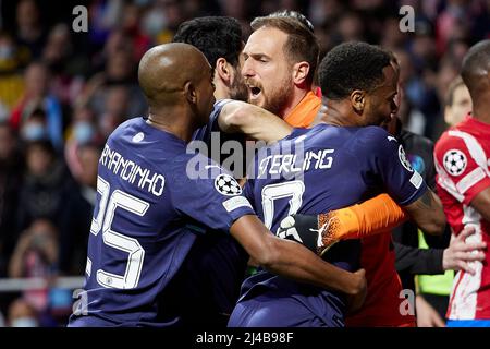 Madrid, Spagna. 13th Apr 2022. Jan Oblak di Atletico de Madrid e Fernandinho Luiz Roza di Manchester City durante la partita UEFA Champions League, Quarter Final, seconda tappa, tra Atletico de Madrid e Manchester City disputata allo stadio Wanda Metropolitano il 13 aprile 2022 a Madrid, Spagna. (Foto di Ruben Albarran/PRESSINPHOTO) Credit: PRESSINPHOTO SPORTS AGENCY/Alamy Live News Foto Stock