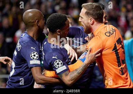 Madrid, Spagna. 13th Apr 2022. Jan Oblak di Atletico de Madrid e Raheem Sterling di Manchester City durante la partita della UEFA Champions League, Quarter Final, Second leg, tra Atletico de Madrid e Manchester City disputata al Wanda Metropolitano Stadium il 13 aprile 2022 a Madrid, Spagna. (Foto di Ruben Albarran/PRESSINPHOTO) Credit: PRESSINPHOTO SPORTS AGENCY/Alamy Live News Foto Stock