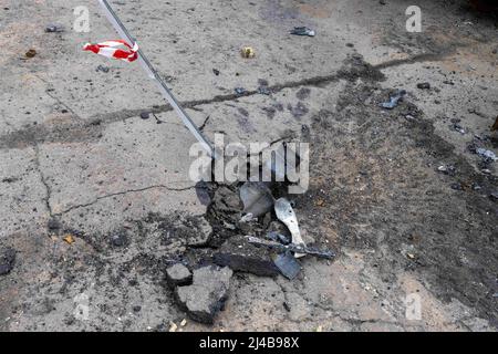 Lviv, Lviv Oblast, Ucraina. 5th Apr 2022. L'aeroporto di Gostomel in Ucraina è stato preso dai russi all'inizio della guerra e recuperato dall'esercito ucraino il 1 aprile, l'aeroporto è completamente distrutto compreso l'aereo che è stato considerato il più grande del mondo, armi usate sono state trovate anche ed esplosivi inutilizzati. Uomini e donne entrano a pregare per la fine della guerra in una chiesa a Lviv Ucraina (Credit Image: © David Peinado/Pacific Press via ZUMA Press Wire) Foto Stock