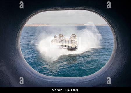 Oceano Pacifico. 10th Apr 2022. Un'imbarcazione da sbarco, con cuscino d'aria (LCAC) assegnata all'unità Artigianato Assault (ACU) 5, si avvicina al ponte pozzo della nave da assalto anfibio USS Makin Island (LHD 8), aprile 10. Le navi d'assalto anfibie usano CCAC ed elicotteri per spostare le forze d'assalto marine a terra. Makin Island è una nave d'assalto anfibio di classe Wasp in corso di svolgimento di operazioni di routine nella U.S. 3rd Fleet. Credit: U.S. Navy/ZUMA Press Wire Service/ZUMAPRESS.com/Alamy Live News Foto Stock