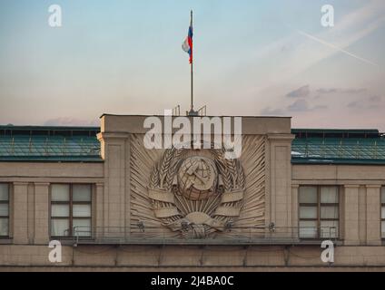 Lo stemma dell'Unione Sovietica sulla facciata della costruzione della Duma di Stato della Federazione Russa. Primo piano Foto Stock