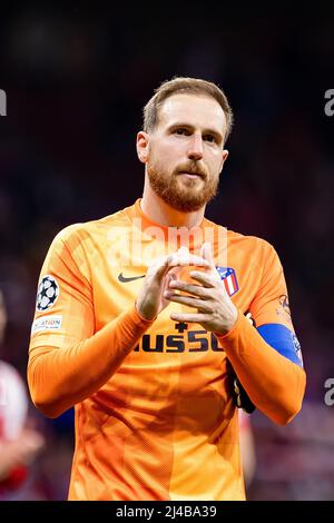 Madrid, Spagna. 13th Apr 2022. Oblak saluta i tifosi dopo la partita della UEFA Champions League tra Atletico de Madrid e Manchester City allo Stadio Metropolitano di Madrid, Spagna. Credit: Christian Bertrand/Alamy Live News Foto Stock