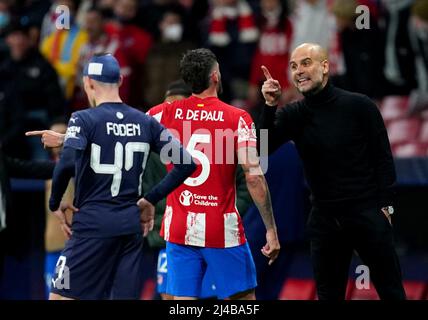 Il manager della città di Manchester Pep Guardiola (a destra) scambia parole con Rodrigo De Paul di Atletico Madrid durante la finale del quarto della UEFA Champions League, la seconda tappa dello stadio Wanda Metropolitano di Madrid. Data foto: Mercoledì 13 aprile 2022. Foto Stock