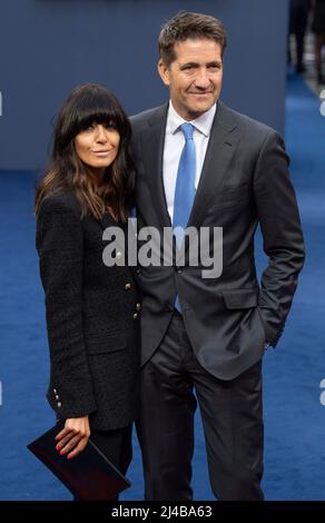 Kris Thykier e Claudia Winkleman partecipano alla prima "Operation mincemeat" del Regno Unito al Curzon Mayfair il 12 aprile 2022 a Londra, Inghilterra. Foto Stock