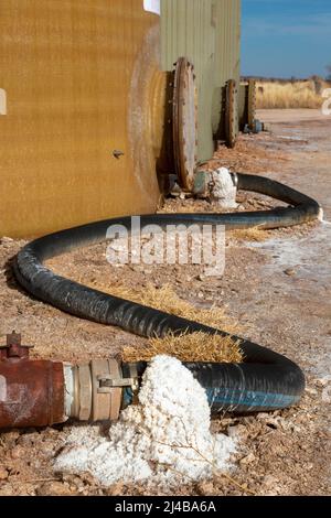 Freedom, Oklahoma - cristalli di sale intorno a tubi collegati a serbatoi contenenti acqua salmastra pesante. La salamoia, chiamata anche acqua prodotta, è spesso un byproduced Foto Stock