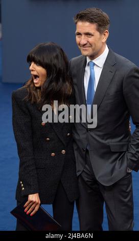 Kris Thykier e Claudia Winkleman partecipano alla prima "Operation mincemeat" del Regno Unito al Curzon Mayfair il 12 aprile 2022 a Londra, Inghilterra. Foto Stock