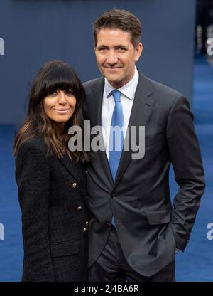 Kris Thykier e Claudia Winkleman partecipano alla prima "Operation mincemeat" del Regno Unito al Curzon Mayfair il 12 aprile 2022 a Londra, Inghilterra. Foto Stock