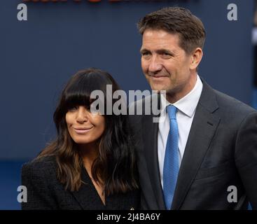 Kris Thykier e Claudia Winkleman partecipano alla prima "Operation mincemeat" del Regno Unito al Curzon Mayfair il 12 aprile 2022 a Londra, Inghilterra. Foto Stock