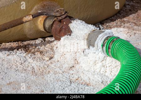 Freedom, Oklahoma - cristalli di sale intorno a tubi collegati a serbatoi contenenti acqua salmastra pesante. La salamoia, chiamata anche acqua prodotta, è spesso un byproduced Foto Stock