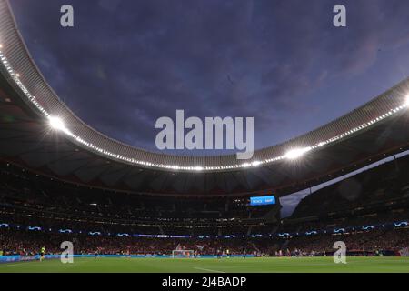 Madrid, Spagna, 13th aprile 2022. Una panoramica generale al calcio d'inizio nella partita della UEFA Champions League allo stadio Wanda Metropolitano di Madrid. Il credito d'immagine dovrebbe essere: Jonathan Moscrop / Sportimage Credit: Sportimage/Alamy Live News Foto Stock