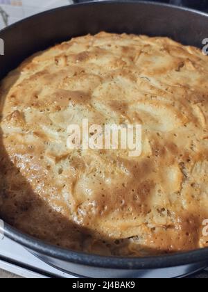 una torta fatta in casa in un piatto da forno in cucina Foto Stock