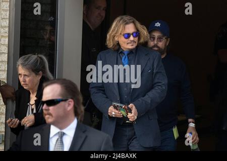 Fairfax, Virginia, Stati Uniti. 13th Apr 2022. L'attore Johnny Depp parte dal suo processo anti-diffamazione al tribunale della contea di Fairfax. Photo Credit: Chris Kleponis/Sipa USA Credit: Sipa USA/Alamy Live News Foto Stock