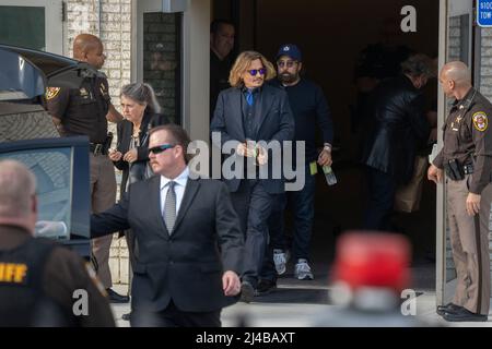 Fairfax, Virginia, Stati Uniti. 13th Apr 2022. L'attore Johnny Depp parte dal suo processo anti-diffamazione al tribunale della contea di Fairfax. Photo Credit: Chris Kleponis/Sipa USA Credit: Sipa USA/Alamy Live News Foto Stock